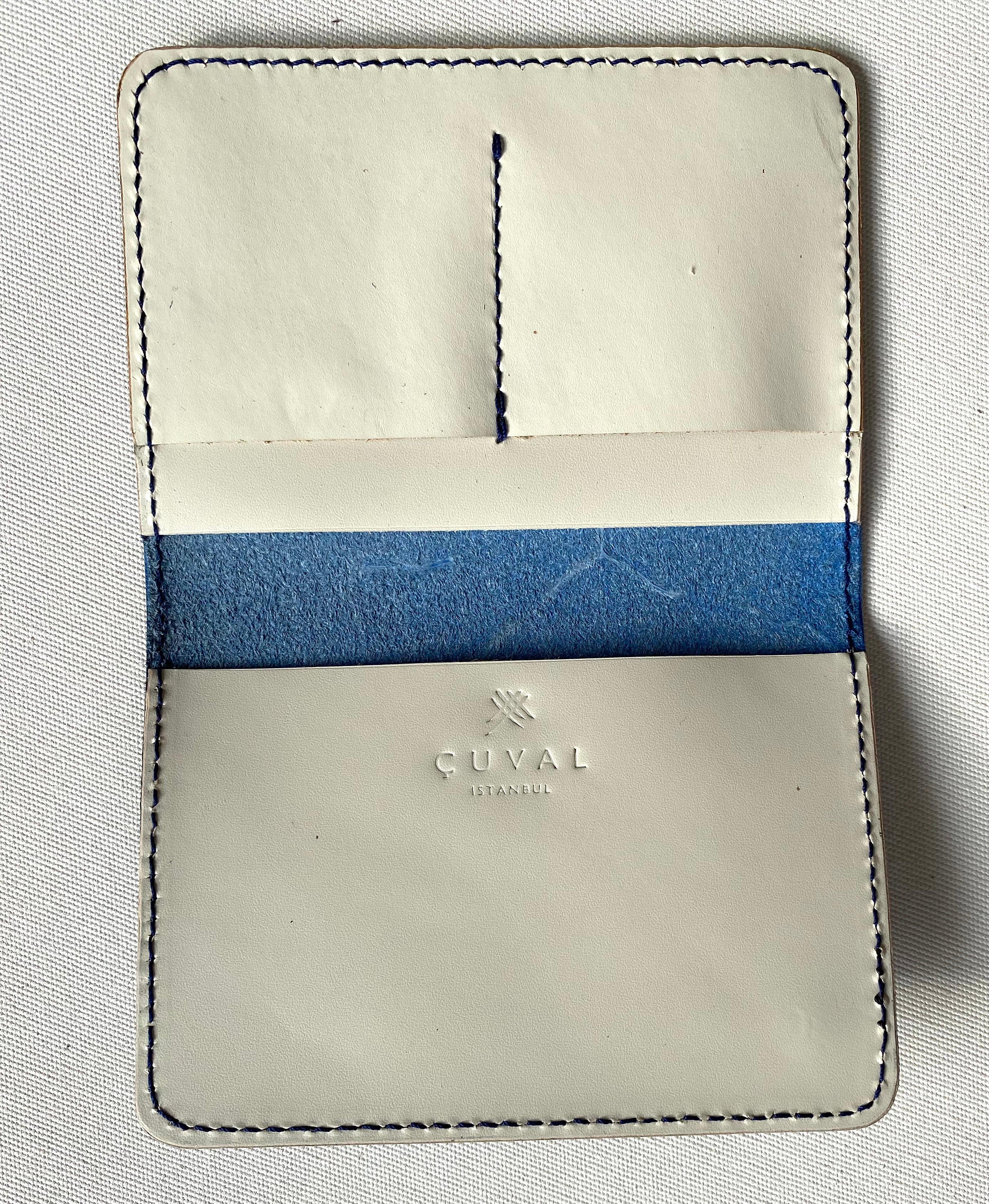 PASSPORT HOLDER BLUE// WHITE