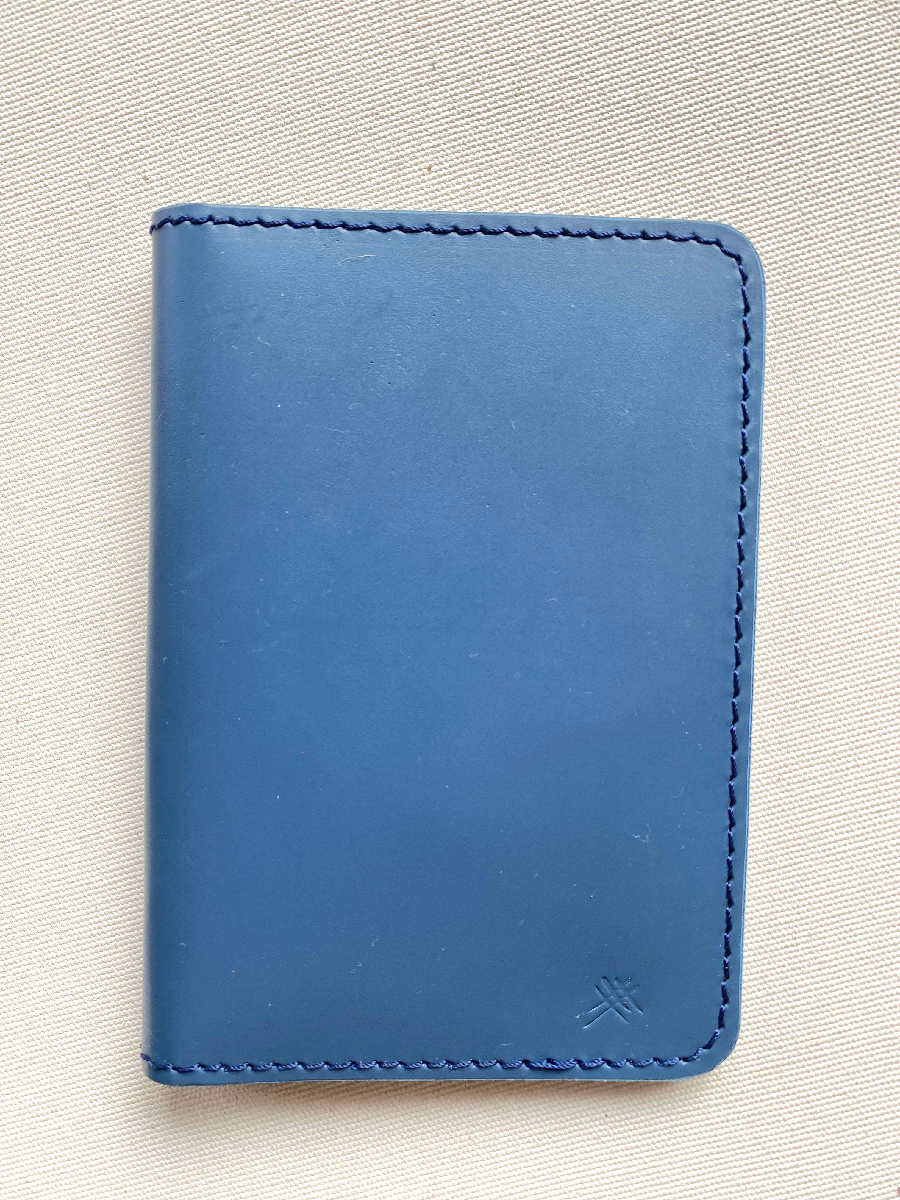 PASSPORT HOLDER BLUE// TOBACCO