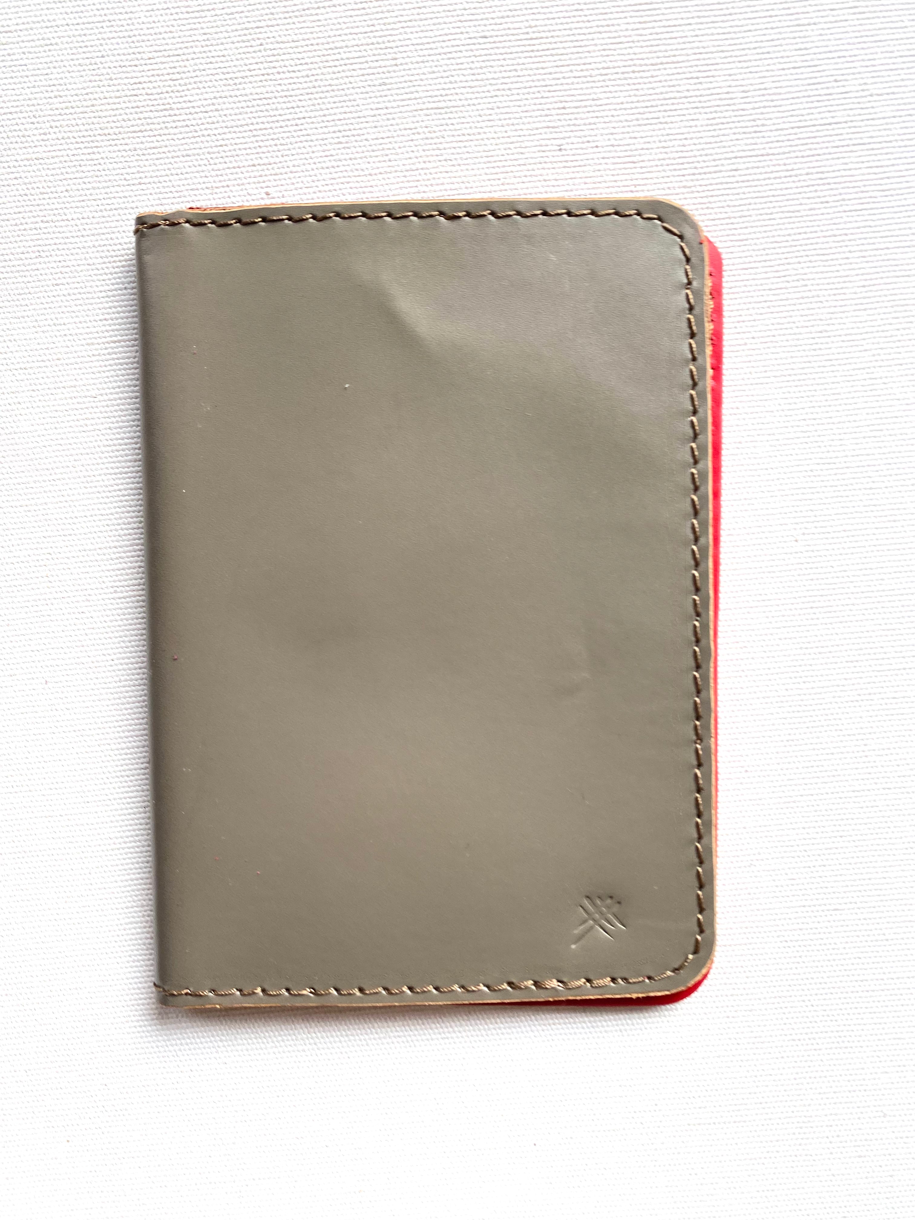 PASSPORT HOLDER GRAY// RED